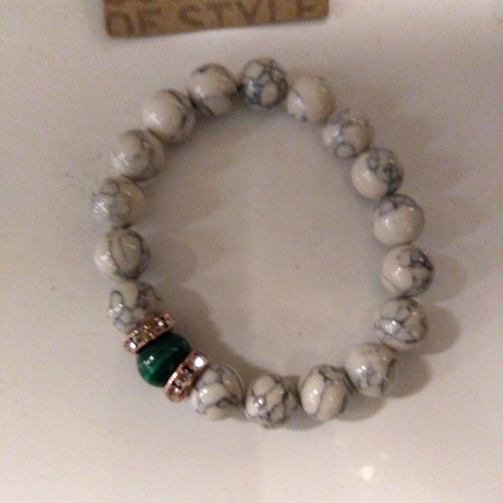 Selling this beautiful pretty healing beads